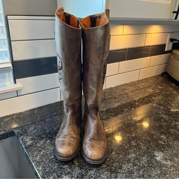 *Frye Embroidered Logo Back Zipper Tall Leather RidingBoots Size 6